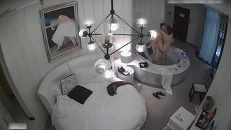 Una belleza alta, hermosa y elegante conoció a un internauta en un hotel y fue follada por varios hombres mientras se duchaba. Gritó pidiendo ayuda y fue follada dos veces en la cama. Ella gritó: Me duele, me estás intimidando. ¡No puedo soportarlo más!