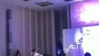 姐夫门1--新郎在大屏幕上播放新娘和姐夫的床战大戏