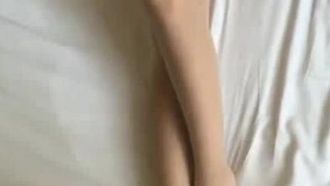 Una colegiala sexy con medias blancas y sexo oral transparente con el coño al descubierto. Ella es follada violentamente sin condón durante el período seguro. Juega con una polla hasta eyacular durante una paja con los pies. Habla obscenamente y gime. versión.