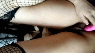 91 마스터는 수업을 빼먹고 쉬지 않고 섹스를 하는 순진한 여고생을 훈련시킵니다. 처음의 수줍음부터 최종 릴리스까지 그녀는 음란한 대화로 변했습니다.
