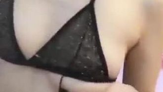[Trasmissione in diretta nazionale] I fan del Lupo sono così cattivi che vogliono vedere la conduttrice urinare in modo così insopportabile che la conduttrice ha folti peli pubici, fa una doccia e si strofina la figa, tutti i tipi di dialoghi provocatori e osceni