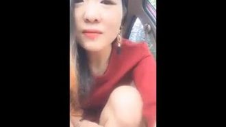 [국내 셀카] 야외 빨간 드레스 시스루로 털이 팬티를 드러내며 참지 못하고 차에서 내려 오줌을 싸는 그녀는 성숙하고 우아한 미인이다.