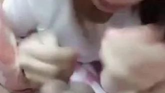 1_B6p565KB_百度云泄密流出有点脑残的九零后广州靓妹和闺蜜公园玩露出自拍,刮完逼毛和男友互舔性器官