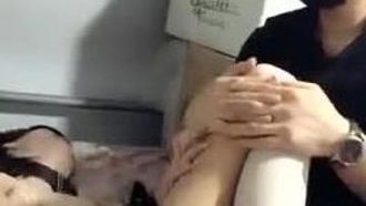 1_NGRT5xvX_Süßes Mädchen mit gutem Aussehen und kleinen Brüsten spielt in Teil 6 mit SM-Handschellen, kleiner Peitsche und Raupenfingerlingen, das sollten Sie sich nicht entgehen lassen