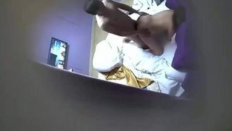 【ホテル盗撮】セクシーな女性同僚と部屋にチェックインしたらベッドを地面に叩きつけた