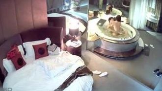 【国产】情趣酒店水滴摄像头偷拍健壮男和美女洗完鸳鸯浴激情啪啪