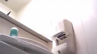 【トイレ盗撮】美人でおしゃれな女の子がトイレに座っている時の卑猥な行為を隠し撮り