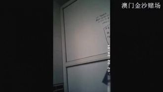 【厕所偷拍】国内牛人潜入高校女厕近距离偷拍几个漂亮妹子
