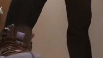 【トイレ盗撮】パンツ内でおしっこしそうになったスケート女子