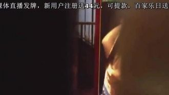 【厕所偷拍】国内美食城购物中心女厕偷拍