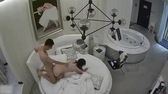 【賓館偷拍】挑逗一番直接扒掉內褲強勢插入