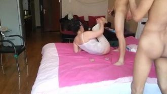 [3P война] У богатой девушки сильное сексуальное желание, и одного члена недостаточно, чтобы вызвать двух молодых мужчин по очереди.