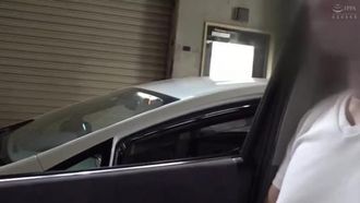 “Mi sto masturbando sul serio! ? ”Ho trovato una bellissima donna che si masturbava nell'auto parcheggiata accanto a me! Inoltre, si è accorto di essere osservato e mi ha sedotto per mettermi in mostra...
