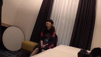 200GANA-2204 Davvero morbido, primo colpo. 1421 Ho negoziato con una ragazzina infantile (*adulta) che ho trovato ad Akihabara di notte per scattare una foto! Le faccio una foto per strada, la porto in un albergo e, al momento giusto, la vesto con il costume da bagno della scuola che ha portato con me e faccio sesso con lei.