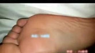 （學生妹）真實中學嫩妹被同學灌醉後賓館脫光衣物蹂躪