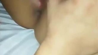 [Incesto familiare] Il padrino ha preso un ragazzo a cui piace leccare la figa e ha fatto una cosa a quattro con le sue due figliocce. La ragazza con gli occhiali era molto cattiva.