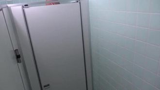 Oficinistas que llaman al hombre con el que están en el baño comunitario y se corren inmediatamente
