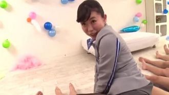 一般男女モニタリングAV またがり腰振りヌキまくり！大手航空会社勤務のキャビンアテンダントがズラ～ッと横に並んだチ○ポ本をガニ股騎乗位で連続即ヌキに大