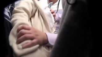T- 拥挤的火车上被猥亵的女学生按捺不住高潮