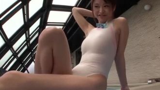 Kaede Niiyama, specialista in costume da bagno competitivo, istruttrice di creampie