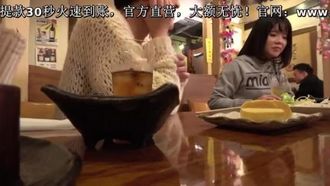 羞恥！彼氏連れ素人娘をマシンバイブでこっそり攻めまくれ！ 素人VSマシンバイブ 激安居酒屋にマジックミラー特設スタジオを設置 お正月だよ、デカチンコキ