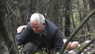 Uomo di 81 anni dai capelli bianchi nel bosco