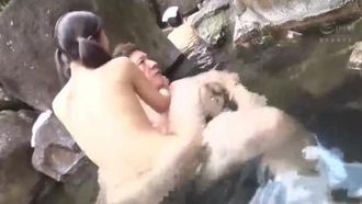 Due troie che ho incontrato nel bagno degli uomini Lei è stata improvvisamente costretta a fare sesso con la mia lingua e io non ho potuto resistere ed ho eiaculato ripetutamente.