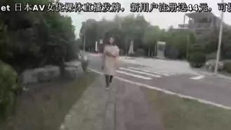아름다운 가슴을 가진 웹 연예인 Huo Er은 혀에 오르가즘을 느끼고 수치심에 알몸으로 거리를 행진합니다.