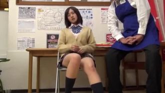 万引き誤認逮捕されたあげく土下座中出しされたJKたち