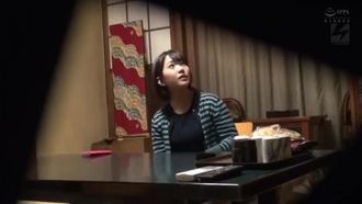 Shiho-chan, uma repórter super sensível e bonita de fontes termais que está ganhando popularidade em um famoso site de vídeo, lançou um vídeo AV dela tendo orgasmos naturais fluindo enquanto toma um banho misto. Nampa JAPÃO