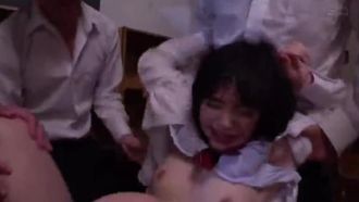 Yuna Ogura conquista e molesta uma linda garota indo para a escola em um trem lotado