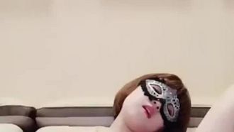 短发巨乳美女主播独自在家浴室洗澡直播