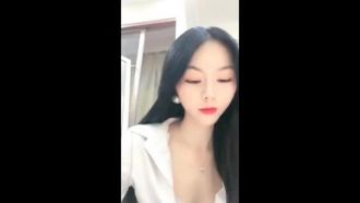 잘생긴 외모와 날씬한 몸매를 지닌 미인 추시가 소품으로 자위를 하고 화장실에서 손가락을 뽐내며 JJ에 질내사정을 한다.