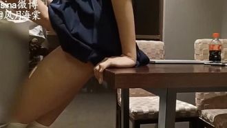 El apartamento privado de Feng Gongzi está saliendo con una hermosa estudiante universitaria de una universidad de lengua extranjera con una figura esbelta y sexy.