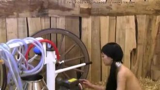亚洲女人作为牛对待，免费