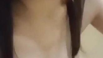 5731-L'anno in cui la troia conduttrice sedusse il ragazzo Meituan che venne a consegnare il cibo in hotel, lui le fece un pompino
