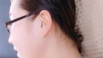 5699-样子很闷骚的眼镜寂寞小少妇和貌似很沧桑的大叔