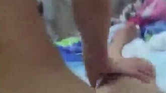 5702-La bellissima conduttrice che sta bene viene esposta mentre gioca sulla passerella senza indossare biancheria intima di notte