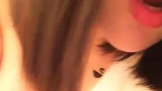 5471-Una bella ragazza con la figa che perde e il seno che perde. La sua figa sembra molto stretta. Non sbagliarmi, mi piace.