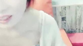5446-1999 年の女性アンカーがインターネット カフェのロビーで若い男性を誘惑しました。