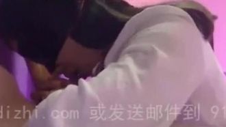 5348 - Sexin 형제의 신작 : S 급 몸매의 멋진 작은 창녀가 무릎을 꿇고 거울 속의 성기를 핥습니다