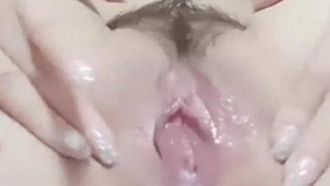 5291-La ragazza innocente e bella Xin Yiduo si masturba e mostra il suo corpo bianco, tenero e snello, facendosi penetrare la vagina