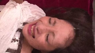 Une fille chaude se fait baiser par plusieurs mecs au show xxx japon