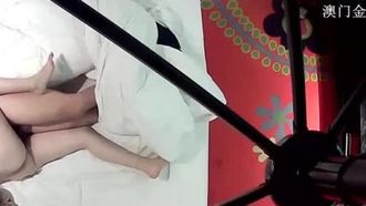 5301-情趣酒店逼毛很性感的美女被猥琐男侧入尻逼射逼