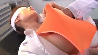 Desnudo forzado con las piernas altas ~ Hermosa doctora retorciéndose de vergüenza después de ser mordida ~ Yuna Hayashi