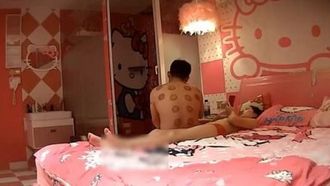 5203-Non appena il mio amico se ne è andato, il fratellino grasso non vedeva l'ora di fare sesso con la sua ragazza modello