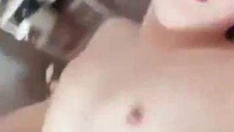 Chicas guapas muestran cómo hacen el amor en varias posiciones, desde la cama hasta el balcón y el sofá.