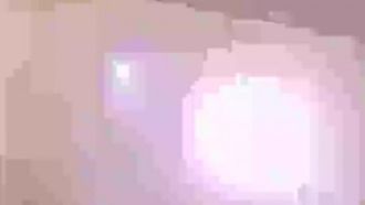 그녀는 완전히 알몸으로 옷을 벗고 가슴에 떨어지는 왁스를 가지고 놀며, 그녀의 보지에 있는 소품은 매우 열정적입니다.