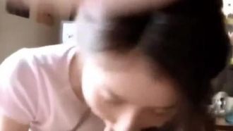 5240-La linda chica mostró sus habilidades para el sexo oral a su antojo, y no pudo resistirse después de solo dos intentos.
