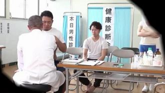 ¡Solo una mujer en un chequeo médico lleno de hombres! ¿Puedo fingir ser un hombre y hacerme un reconocimiento médico? ¡Una hermosa estudiante universitaria de grandes pechos a quien se le acercaron en la calle se cuela en el lugar sin sujetador! Sonrojado examen público de acoso sexual